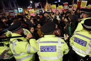 分裂持續，倫敦數百人上街反約翰遜。（圖源：AP）