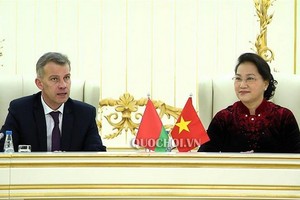 國會主席阮氏金銀（右）與白俄羅斯共產黨第一書記索科爾會晤。（圖源：Quochoi.vn）