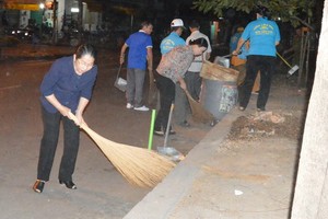 市委副書記武氏蓉與群眾一起清潔街道。