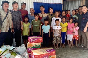 富山五行廟慈善組組長鄒國榮(右一)與慈善人士向貧困長者贈送濟貧禮物。