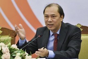 外交部副部長、2020年國家東盟委員會秘書長阮國勇在新聞發佈會上發言。（圖源：世界與越南新聞網）