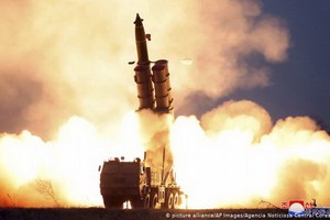 圖為 8月24日朝鮮導彈發射試驗。（圖源：朝中社）