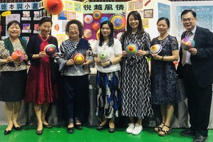 本市台灣學校校長及老師們參展。