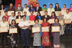 原國家副主席、“為親愛黃沙與長沙”俱樂部主任張美華（前排右三）獲頒獎。