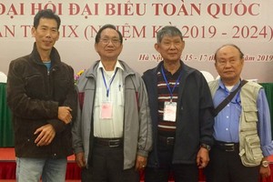 （右起）張路、李克柔、張漢明和陳文海畫家。