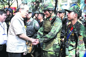 市委書記阮善仁親切問候參加演習的戰士。（圖源：互聯網）