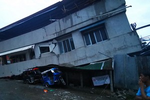 菲律賓棉蘭老島達沃市許多建築物被震毀。（圖源：AFP）