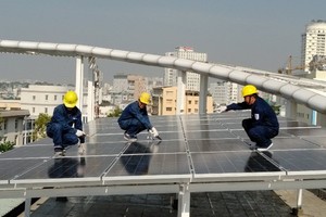 市電力總公司的年輕工程師共青團員們為市少兒宮安裝太陽能電力系統。（圖源：俊武）