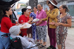 香姨(左二)的善心已感染了身邊許多人。