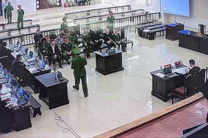 媒體界通过監視屏幕觀察庭審現場。（圖源：嘉慶）