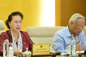 國會主席阮氏金銀（左）主持國會常務委員會第四十次會議。（圖源：光福）