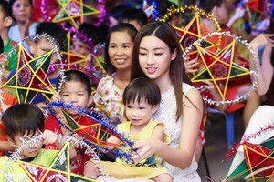 2016年越南小姐杜美玲同小朋友們交流。（圖源：互聯網）