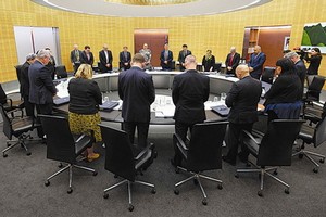 12月16日，在新西蘭首都惠靈頓，新西蘭內閣成員在內閣會議上為火山噴發遇難者默哀。（圖源：AFP）