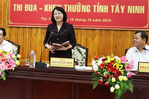 國家副主席鄧氏玉盛（中）在會上致詞。（圖源：越通社）