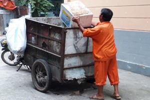 垃圾車殘舊簡陋不堪，達不到就地分類垃圾的要求。
