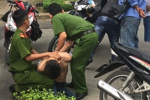 公安力量在武氏六街上擒獲一名劫匪。（圖源：德進）