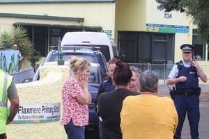 家長在事發學校外等待著接孩子。（圖源：互聯網）