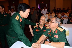 國防部長吳春歷大將（前左）同與會代表交談。（圖源：寶舒）