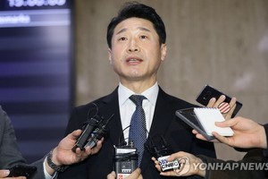 韓方首席代表的李浩鉉17日訪日歸來在首爾金浦機場接受記者採訪。（圖源：韓聯社）