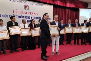 劉劍昌東醫師接領“傑出東醫師”稱號認證。