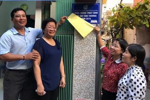 第五郡第一坊婦女會代表向華人婦女吳惠芳移交溫情屋。