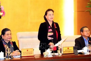 國會主席阮氏金銀（中）在會議上致閉幕詞。（圖源：越通社）