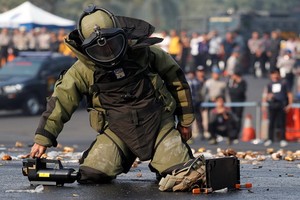 進行反恐演習的印尼警察和士兵。（圖源：路透社）