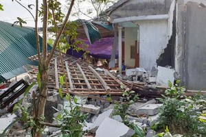 爆炸後的現場，部分住房的牆壁及鐵皮屋頂坍塌，物件七零八亂。（圖源：T. Phúc）