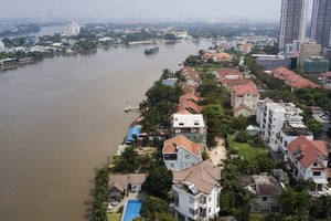 圖為沿西貢河畔的草田區別墅及高樓公寓一瞥。（圖源：小翠）