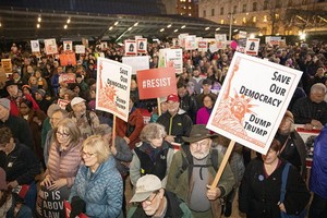 兩千多人在美國三藩市市中心集會支持彈劾特朗普總統。（圖源：互聯網）