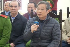 被告人阮北山手持話筒回答審判員問案。（圖源：春恩）