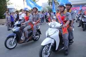 傑出員工歡欣地領取昂貴的摩托車獎品。
