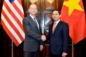 外交部常務副部長裴清山（右）與美國務卿助理戴維‧史迪威舉行會談。（圖源：外交部）