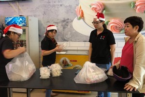 顧客在大發餅家購買湯圓。