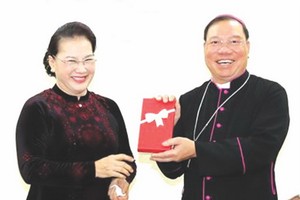 國會主席阮氏金銀（左）前往看望並向河內市總主教座堂祝賀2019年聖誕節和贈送禮物。（圖源：越通社）