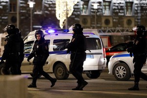 圖為案發後，特種部隊在聯邦安全局總部大樓附近巡邏。（圖源：路透社）