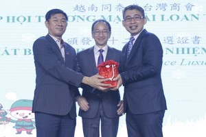 吳明穎會長(右)在鍾文正處長見證下接過印章。