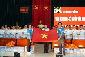 長沙群島幹部與戰士代表喜迎春節禮物。（圖為：梅貴）