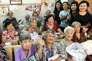 各位歌友和贊助者與各長者留影。