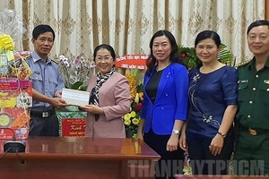 市委副書記武氏蓉（左二）向2號漁檢分隊代表贈送禮物。（圖源：VOH）