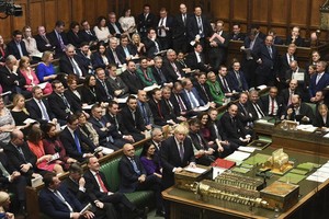 英國首相約翰遜（前中）在議會下院發言。（圖源：新華社）