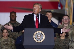 特朗普在安德魯斯空軍基地向官兵講話，然後簽署國防授權法案。