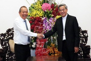 政府常務副總理張和平（左）看望本市總教區總主教座堂、總主教阮能。（圖源：越通社）