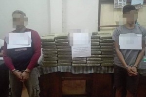 被抓獲的2名涉案嫌疑人及毒品物證。（圖源：M.H）