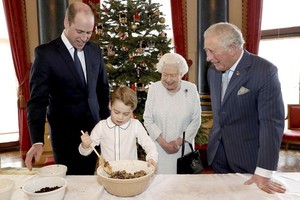英國白金漢宮公佈王室“四世同堂”製作聖誕節布丁的照片。（圖源：Getty Images）