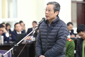 被告人阮北山站在被告席上回答審判員問案。（圖源：PV）