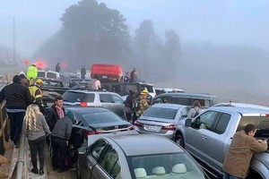 現場畫面顯示，長長的車輛堆在公路上。（圖源：互聯網）