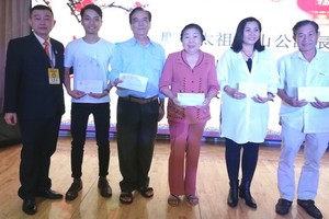 黃氏宗祠理事長黃錦雄(左)把善款交給各單位代表合照。