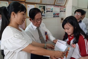 濟陽堂柯蔡大宗祠向宗親各級優秀生子弟頒發獎助學金。