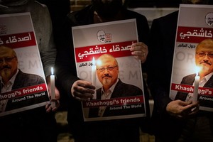 悼念卡舒吉的抗議者們在沙特領事館外示威。（圖源：AFP）